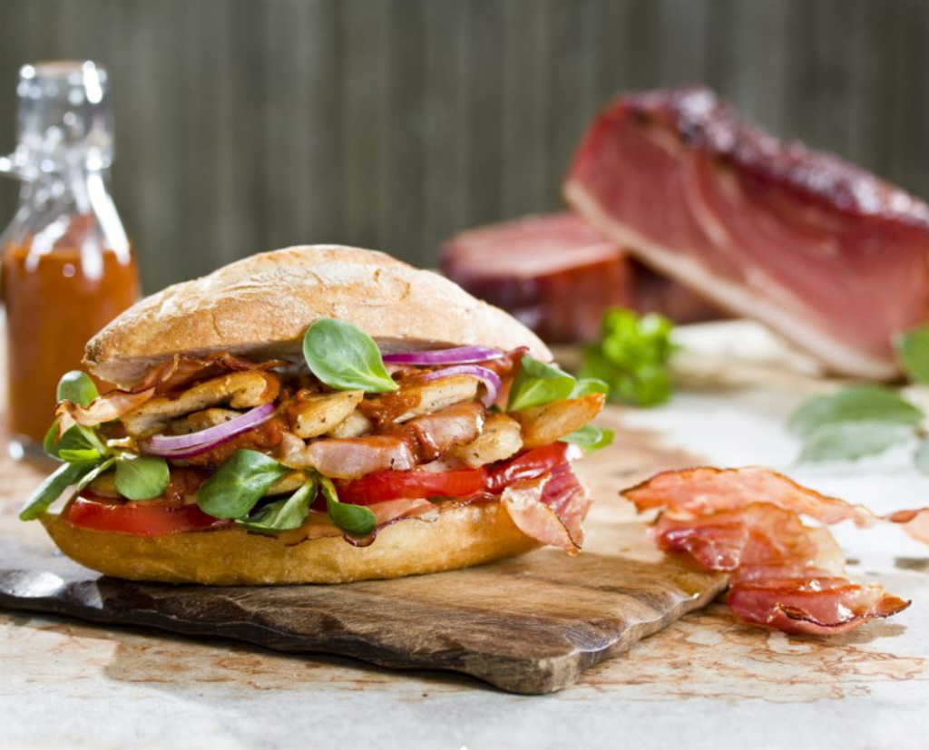 Schwarzwälder-Schinken- Burger mit Hähnchen und Kirsch-BBQ-Sauce ...